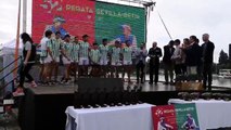 El Betis revalida el 'cocodrilo' en la Regata de Sevilla