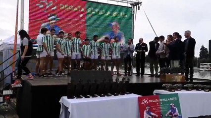 El Betis revalida el 'cocodrilo' en la Regata de Sevilla