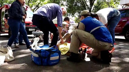 Mulher fica ferida após ser atropelada por moto