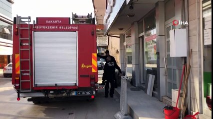 İş Yerine Girip Dolabın Arkasına Sıkışan Kediyi İtfaiye Ekipleri Kurtardı