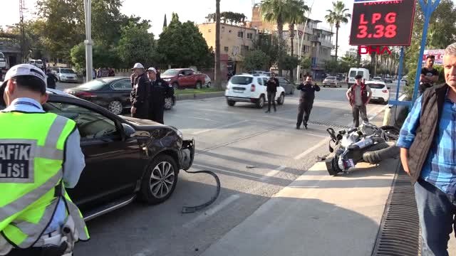 Adana Otomobil, Polis Motosikletine Çarptı; 2 Polis Yaralandı