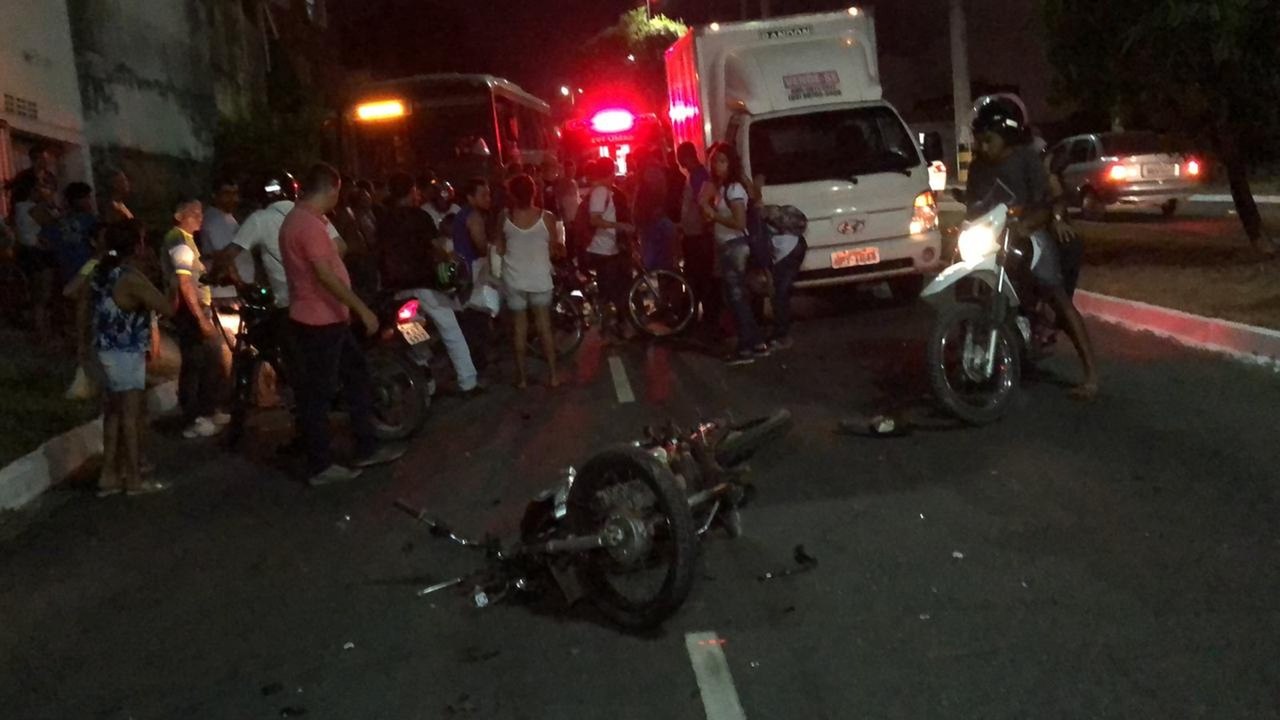 Pai e filha morrem após acidente entre moto e caminhão na  Paraíba