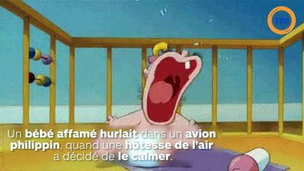 Une hôtesse de l'air allaite un bébé dans l'avion