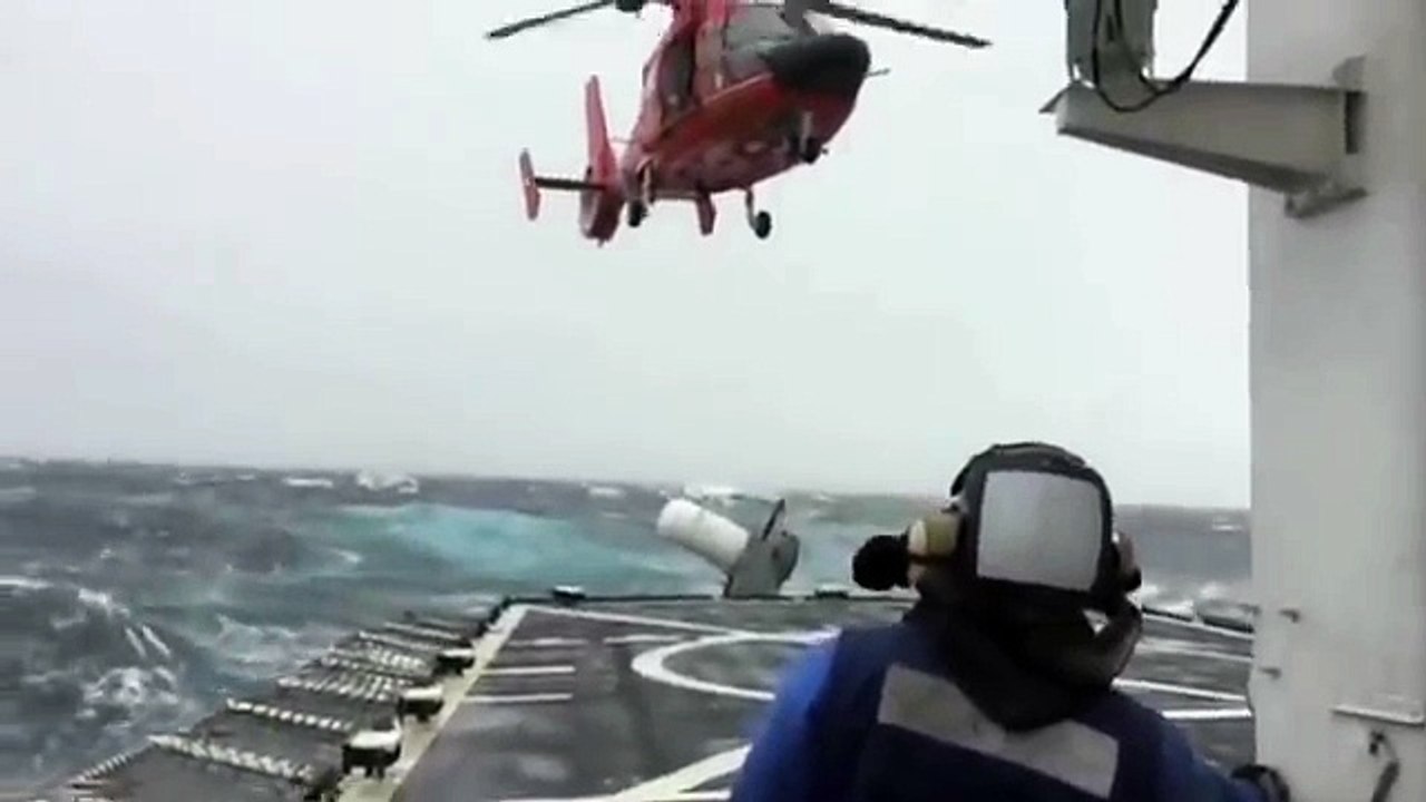 Atterrissage d'un hélicoptère pendant une mer agitée