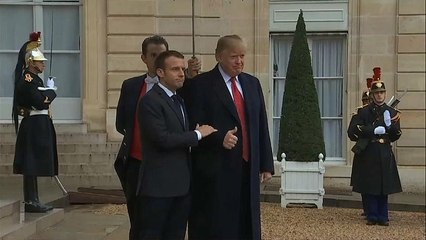 Video | Macron ile Trump arasında ilginç tokalaşma anı