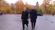 Macron ve Merkel'den Sembolik Görüşme