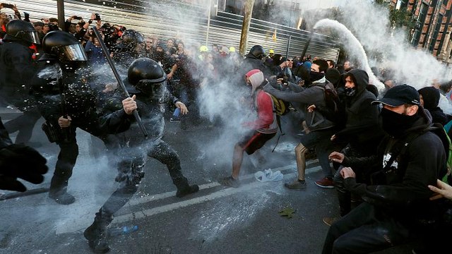 Βαρκελώνη: Νέες συγκρούσεις μεταξύ αστυνομίας και διαδηλωτών
