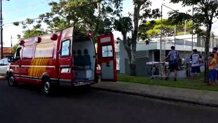 Homem se fere jogando futebol e é socorrido