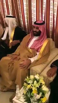 رد فعل محمد بن سلمان بعد قيام طفل بإلقاء قصيدة شعرية أمامه