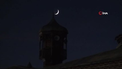 İstanbul-Özel)taksim Cami Minaresi Üzerinde Beliren Hilali Görenler Hayran Kaldı