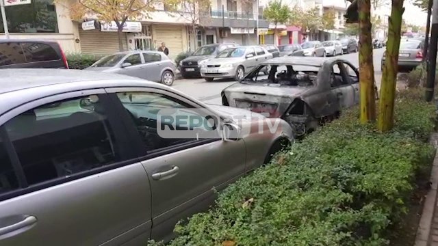 Report TV - Durrës, digjen dy makina gjatë natës, dyshohet për zjarrvënie të qëllimshme