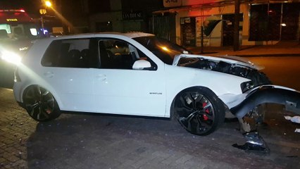 Carro bate em muro de igreja no Consolata