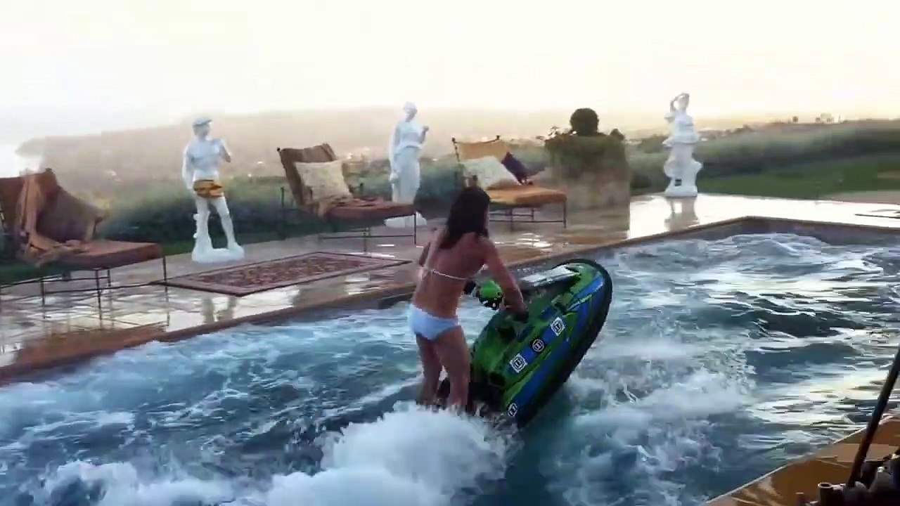 Cette fille fait des backflips en jet ski dans une piscine