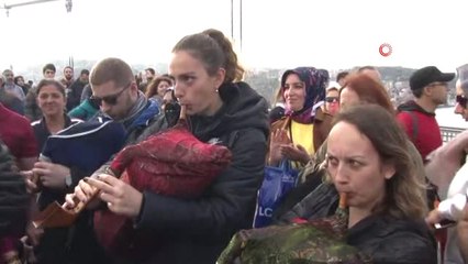 Kimi Köprüde Kahvaltı Yaptı, Kimi İse Tulum Çalarak Horon Tepti