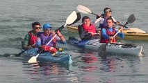 Görme engelli iki genç kanoyla İzmir Körfezi'ni geçti