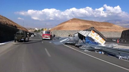 Silopi'de tır devrildi: 1 ölü, 1 yaralı - ŞIRNAK
