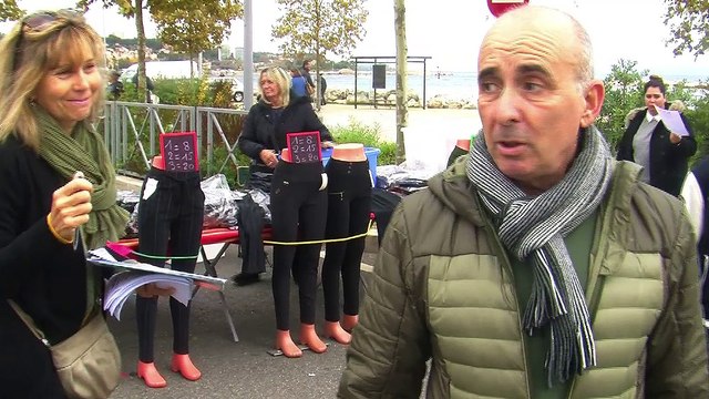 Ils disent non à la fermeture du centre professionnelle d'Istres: des salariés sur le marché de Mart