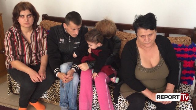 Report TV - Fier, Enti i Banesave hedh në gjyq familja me 4 të verbër, s'kanë para për qiranë