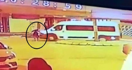 Karşıya Geçmek İsteyen Kadın Minibüsün Altında Kaldı! O Anlar Kamerada