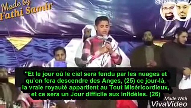 Un enfant récite d'une voix émouvante des versets sublimes du Coran