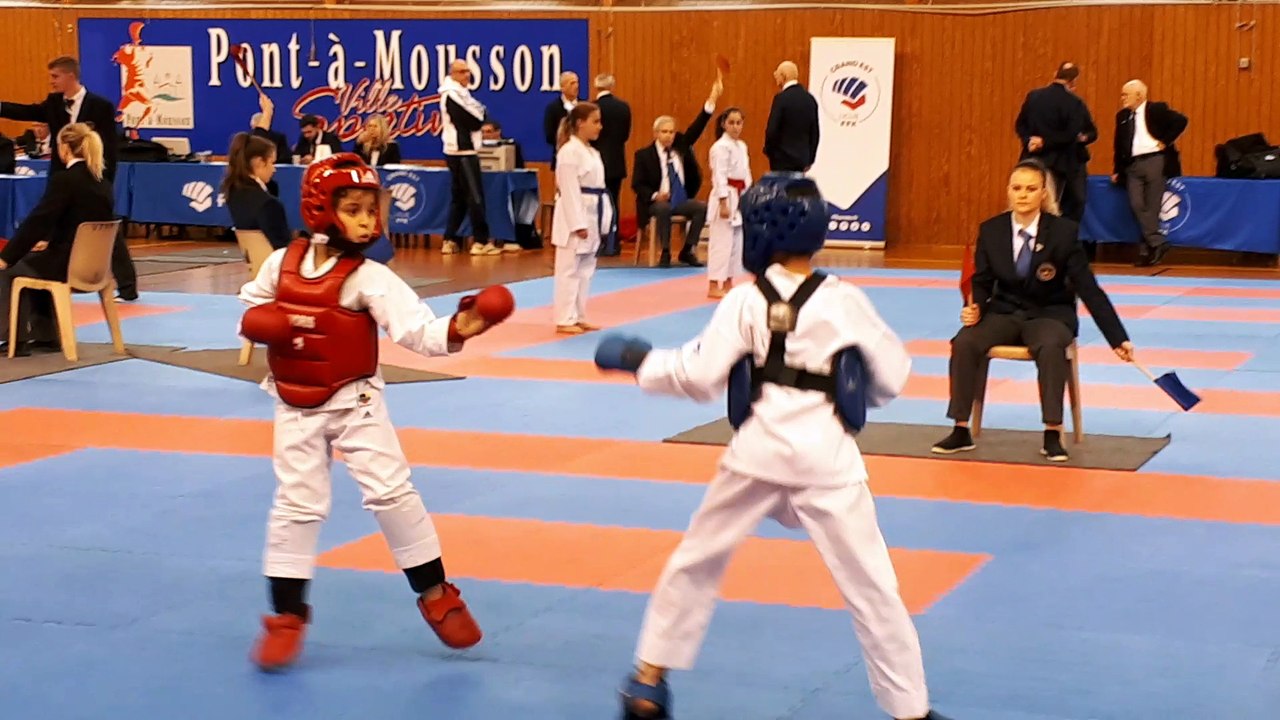 300 jeunes des clubs de karaté de Lorraine ont effectué leur première compétition de la saison à Pont-à-Mousson.