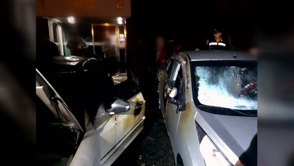 거제 아파트 주차장에 차량 방화로 3대 전소 / YTN