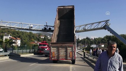 Açık unutulan damper, kameraların takıldığı direğe çarptı - MUĞLA