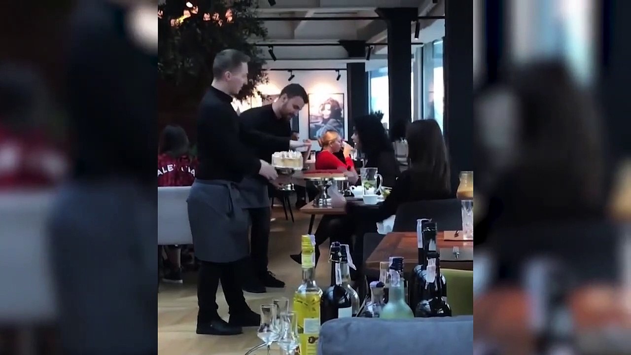Elle se plaint du gâteau, le serveur lui balance dans la tête !