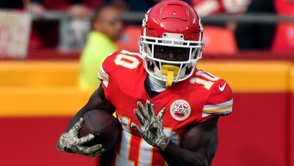 Mahomes sets Chiefs single-season pass TD record on dime to Hill