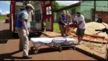 Socorristas atendem rapaz após enforcamento