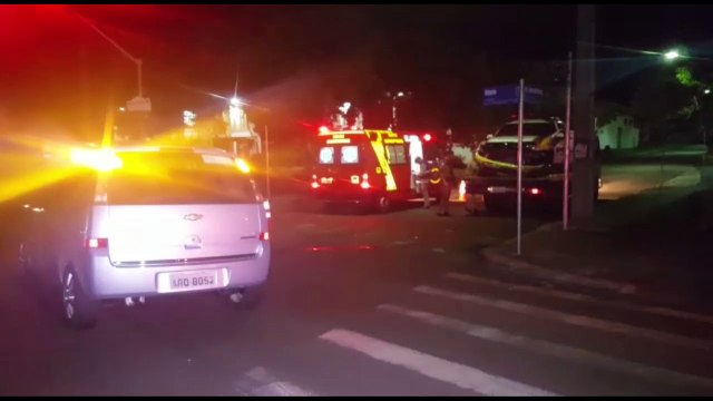 Meriva e viatura da PM batem na Av. Tancredo Neves