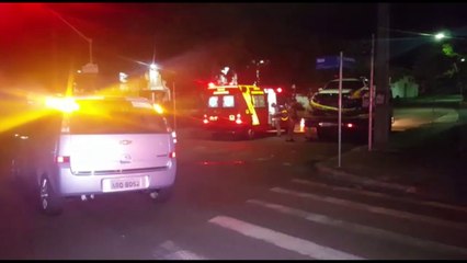 Meriva e viatura da PM batem na Av. Tancredo Neves