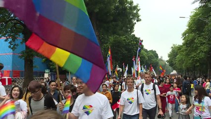 Des milliers de participants à la Gay Pride de Hanoï