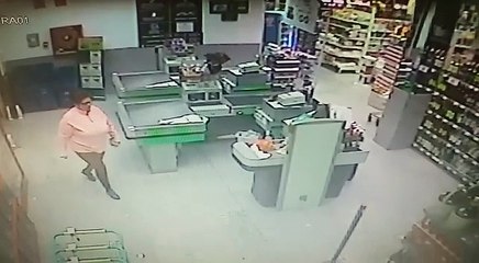 Unos encapuchados atracan un Hiperdino en La Esperanza