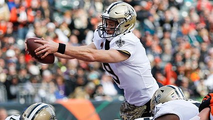 Brees leaps over the pile for goal-line TD