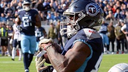 Mariota hits Davis slashing over middle for 27 yards