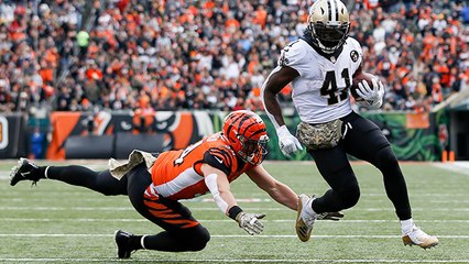 Alvin Kamara sprints around the defense for TD
