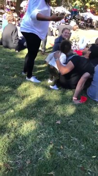 Une petite fille fait des hugs aux gens avant de partir avec ses parents d'un évènement
