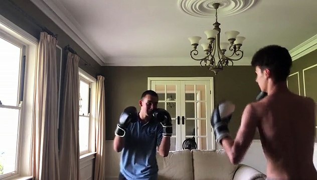 Un frappe son ami un peu trop violemment au mauvais moment