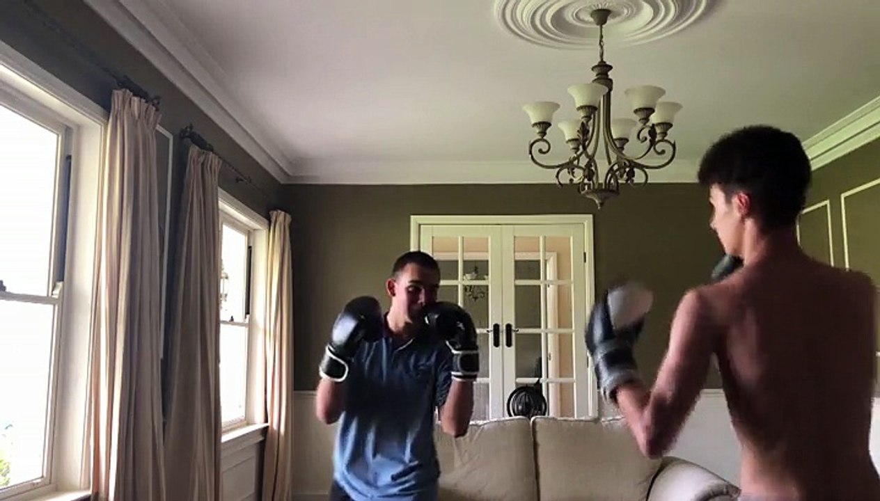 Un frappe son ami un peu trop violemment au mauvais moment