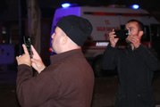 Vatandaşlar Kazada Panelvanın İçerisinde Sıkışan İki Kişiyi Cep Telefonlarıyla Görüntüledi