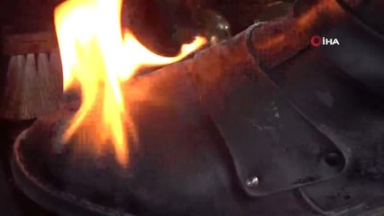 Yalçın Usta Kendine Has Stiliyle Ayakkabıları Ateşle Boyuyor