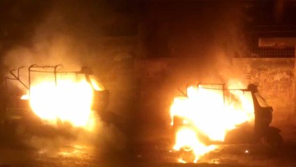 गैस सिलेंडर से चल रही टेंपो में शार्ट सर्किट, धूं-धूं करते जल उठी गाड़ी वीडियो