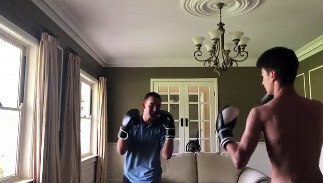 Il met un coup de poing à son pote au pire moment... Pas de chance