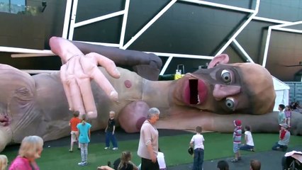 Une structure gonflable pour expliquer l'accouchement aux enfants !