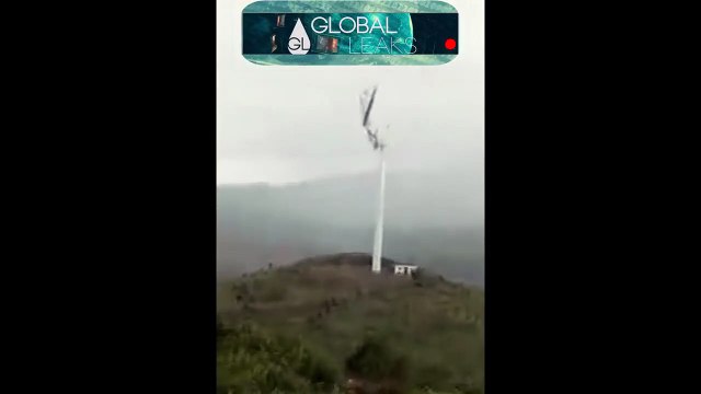 Une Eolienne en pleine tempête se désagrège