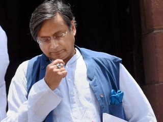 അക്ഷരത്തെറ്റ് മൂലം തരൂരിന് ഇംഗ്ലീഷില്‍ പണികിട്ടി | Oneindia Malayalam