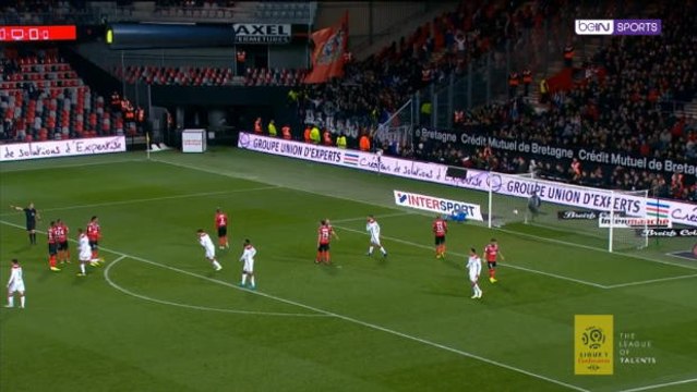 لقطة: الدوري الفرنسي: ديباي نجمُ ليون يهزّ شباك غانغان بركلة حرّة خاطفة للأنفاس