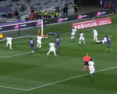 لقطة: الدوري الفرنسي: تصدّي الحارس غورتنر يمنح أميان فوزًا ثمينًا في معقل تولوز