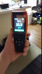 Une personne teste la qualité de l'air en Californie après les incendies